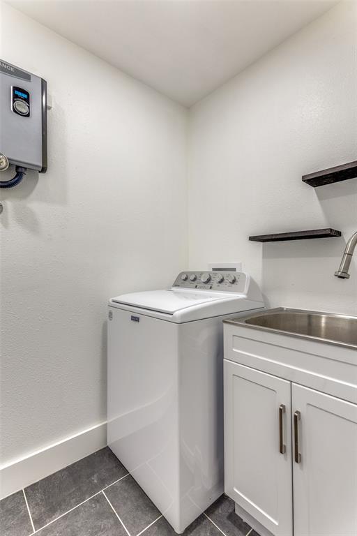 6617 Starnes Road Watauga, TX 76148 - Photo 9 of 22 a utility room with washer and dryer