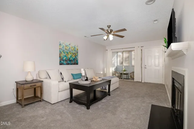 a black and white photo of a picture