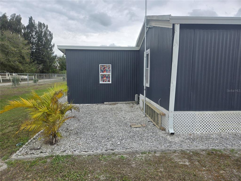 1710 7th Street Southwest, Unit 93 Ruskin, FL 33570 - Photo 35 of 38 a backyard of a house