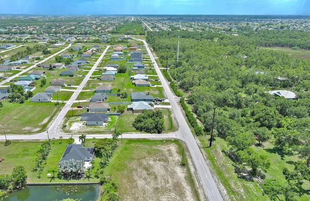 a view of a yard with a tree
