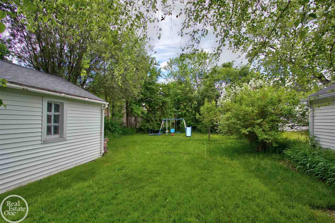 1324 Roslyn Road Grosse Pointe, MI 48236 - Photo 17 of 34 31351245-16.JPG