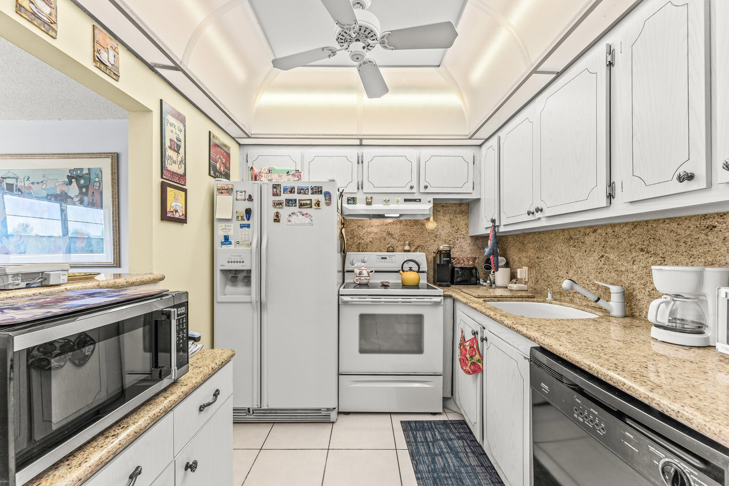 629 Fanshaw O Boca Raton, FL 33434 - Photo 4 of 24 011-629FanshawO-BocaRaton-FL-33434-SMALL