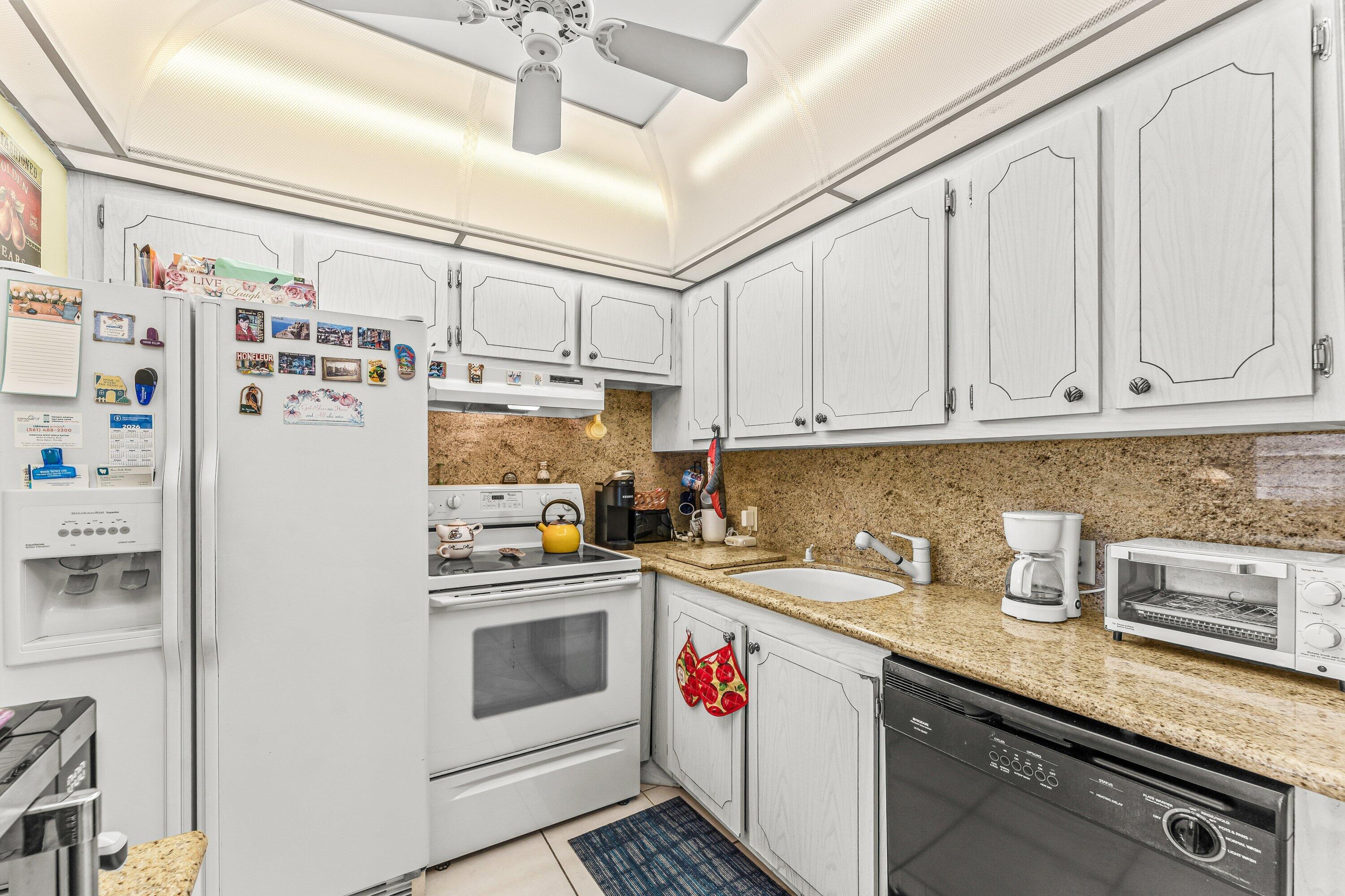 629 Fanshaw O Boca Raton, FL 33434 - Photo 5 of 24 009-629FanshawO-BocaRaton-FL-33434-SMALL