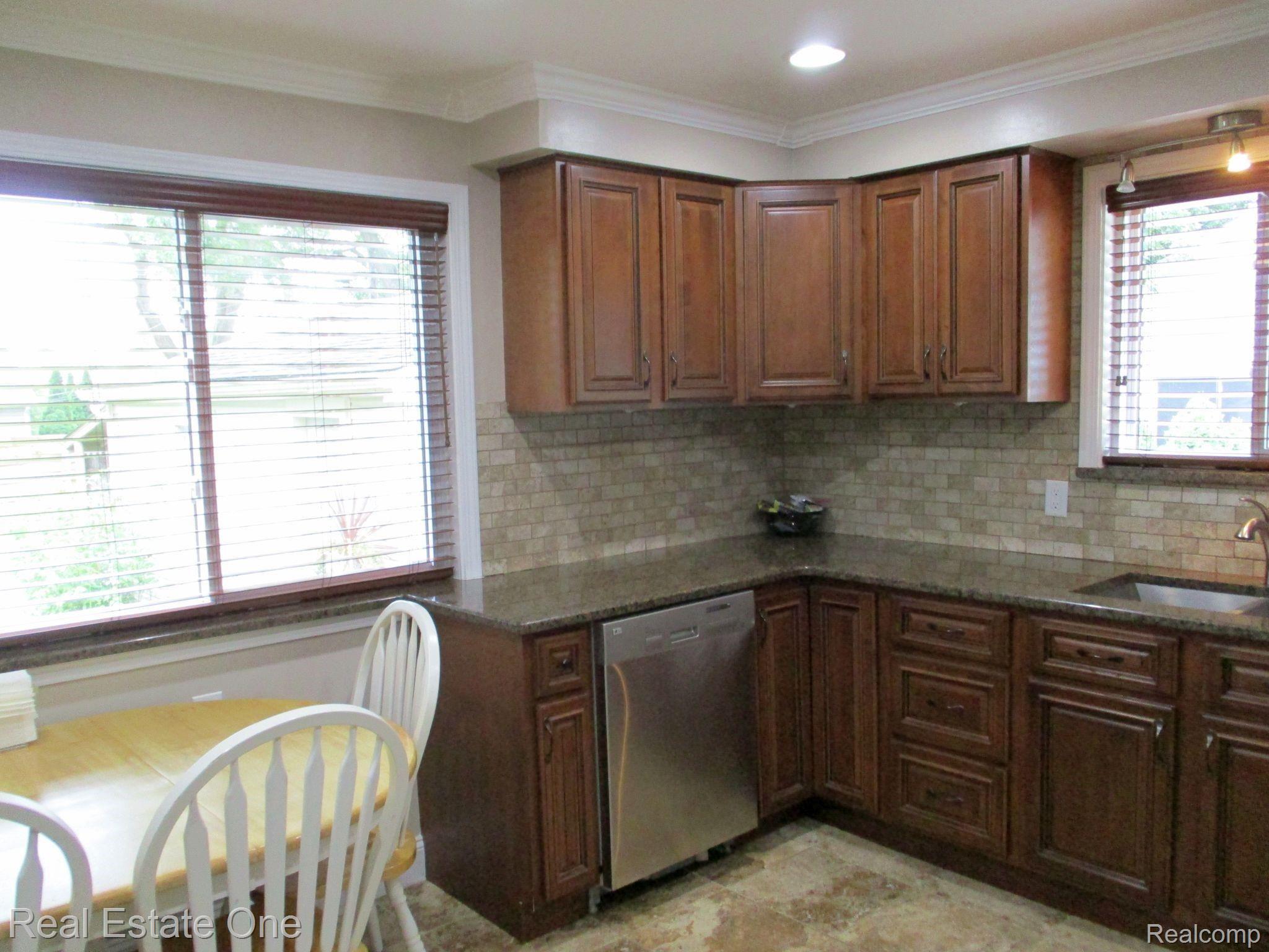 3195 Hessel Avenue Rochester, MI 48307 - Photo 8 of 36 IMG_2352.jpg