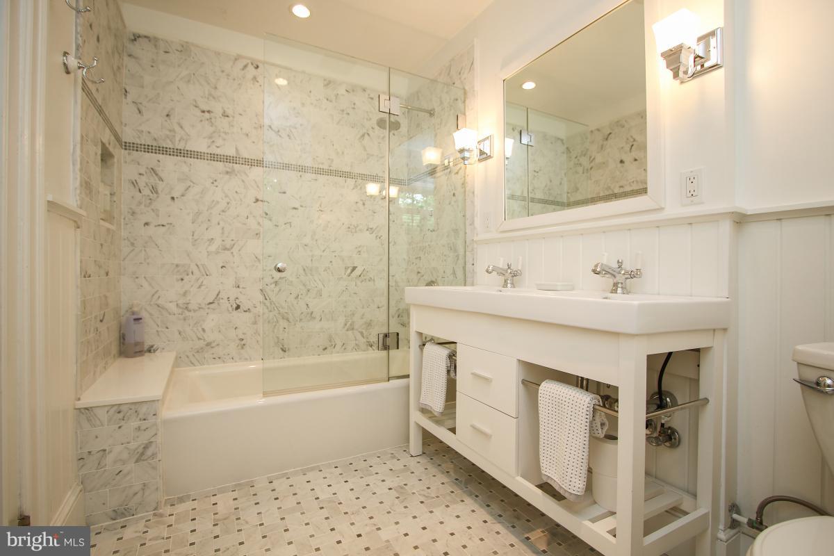 4401 River Road Northwest Washington, DC 20016 - Photo 16 of 30 Bath (Master)