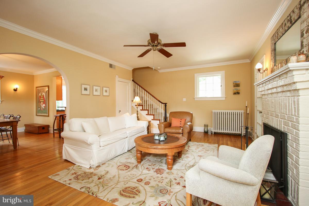 4401 River Road Northwest Washington, DC 20016 - Photo 3 of 30 Living Room