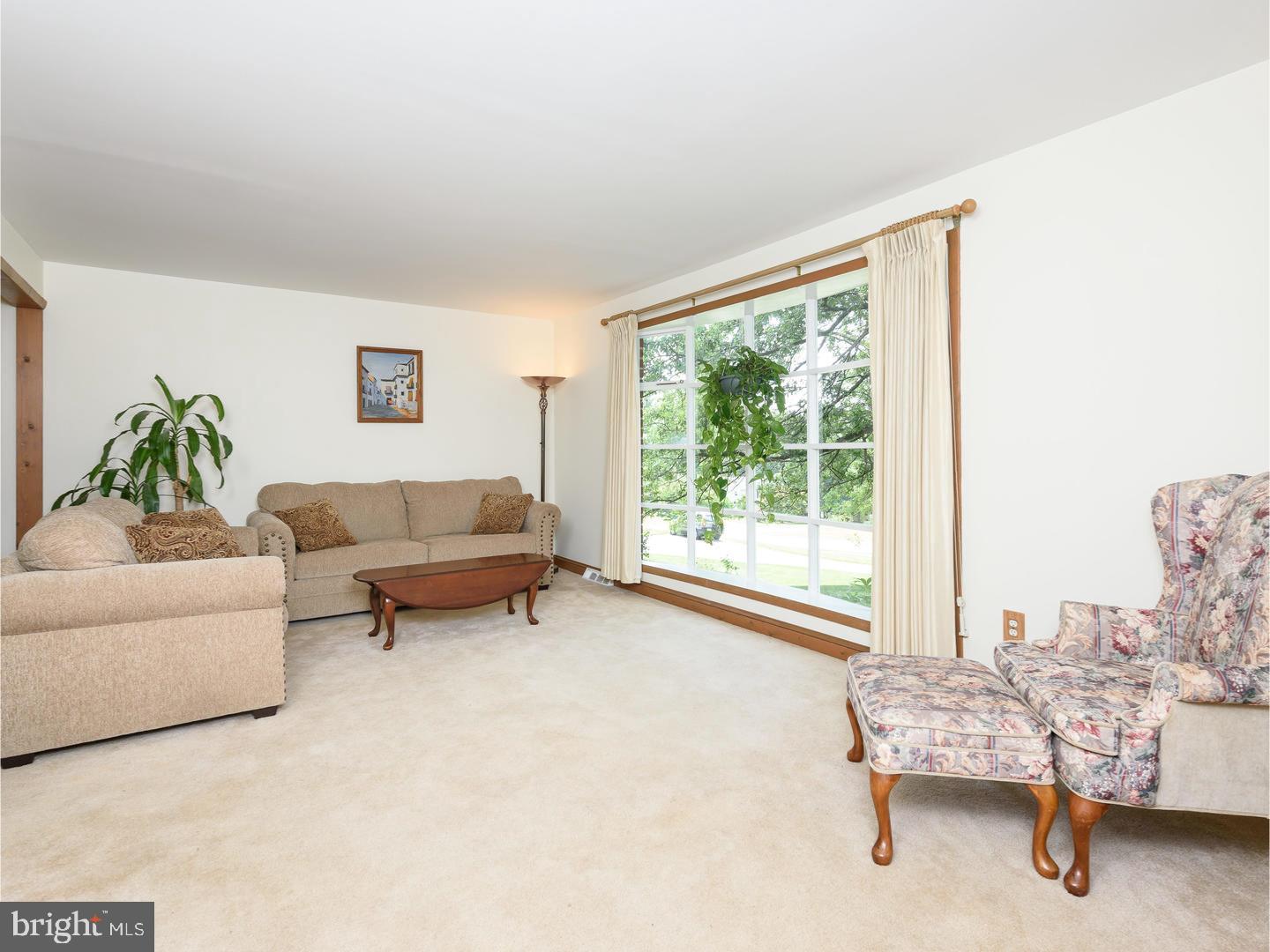 104 Wilson Circle Exton, PA 19341 - Photo 4 of 25 Living Room
