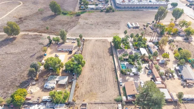 a view of a yard with plants