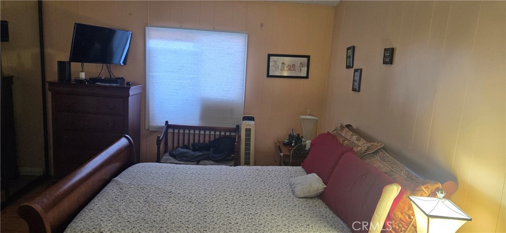 2139 East 4th Street, Unit 13 Ontario, CA 91764 - Photo 7 of 29 a bedroom with a bed and a lamp