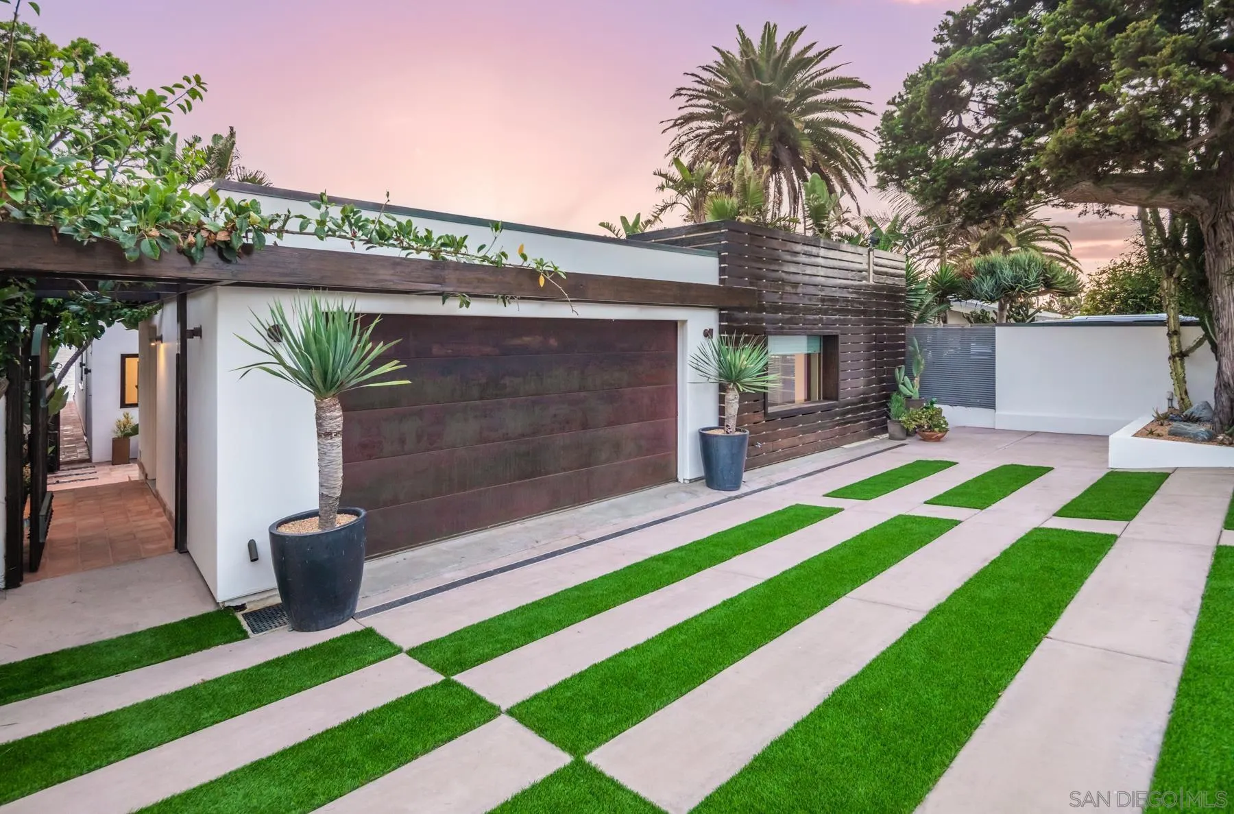 1370 Neptune Avenue Encinitas, CA 92024 - Photo 9 of 52 a small garden in the corner of a house