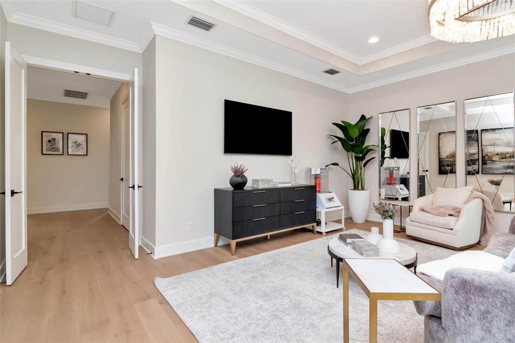 4111 West Swann Avenue Tampa, FL 33609 - Photo 28 of 49 a living room with furniture and a flat screen tv