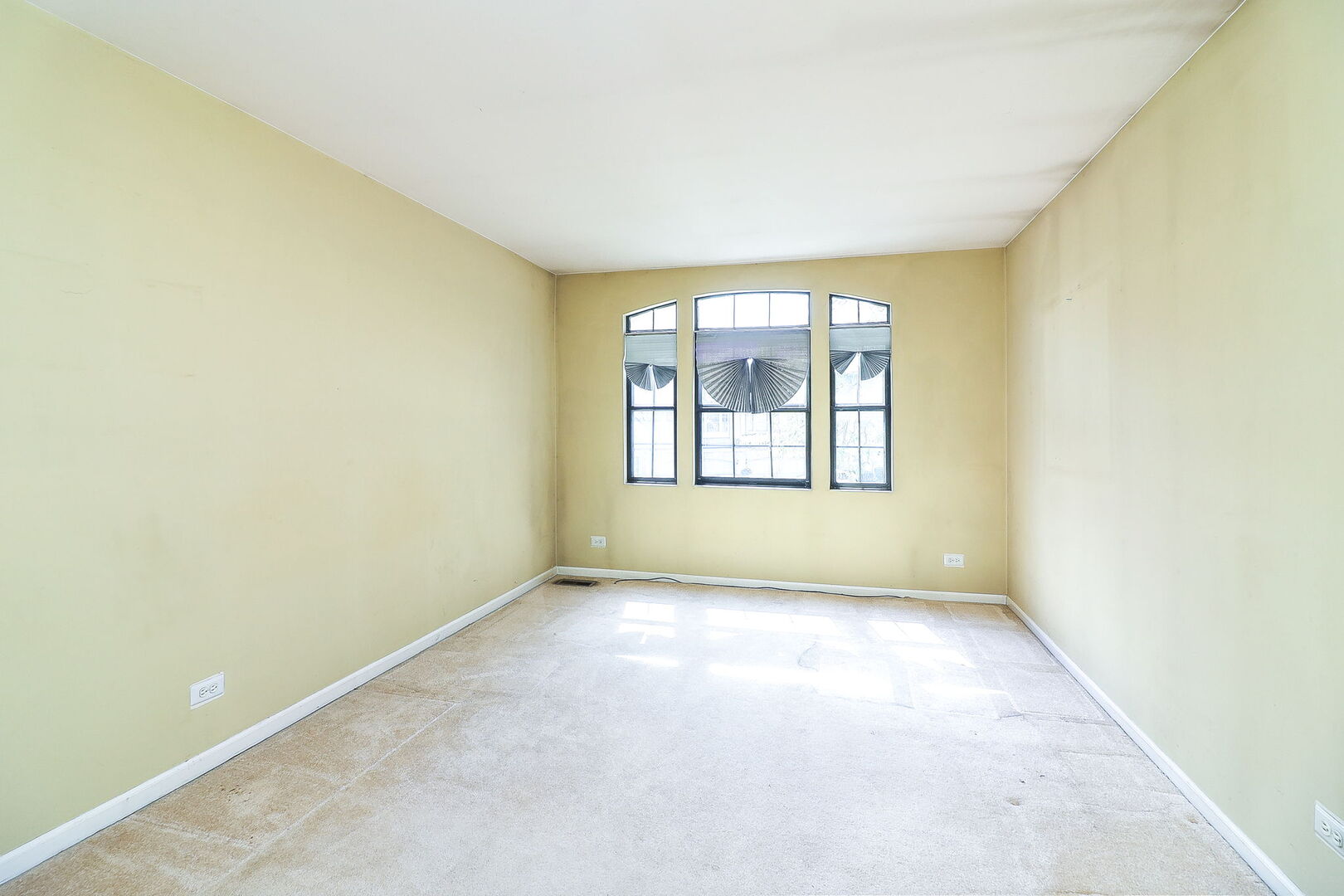 164 Springdale Lane Bloomingdale, IL 60108 - Photo 15 of 30 an empty room with windows