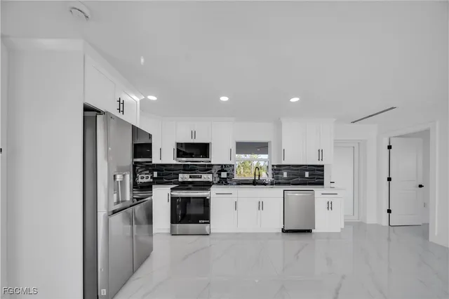 $279,900 | 855 Foxtail Street East, Lehigh Acres, FL 33974