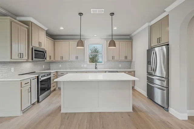 $430,000 | 104 Skyline Drive, Glen Rose, TX 76043