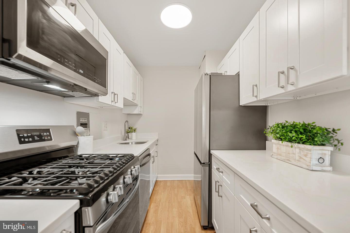 1300 South Arlington Ridge Road, Unit 314 Arlington, VA 22202 - Photo 5 of 34 Bright Updated Kitchen