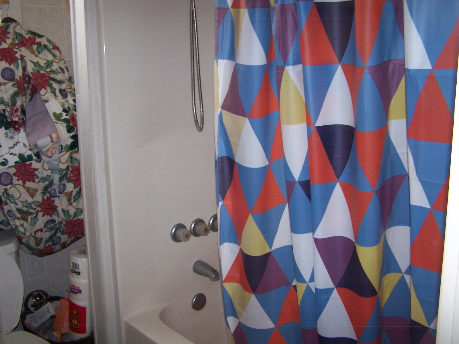 914 Bethel Road Pulaski, TN 38478 - Photo 7 of 15 a bathroom with a bathtub and shower curtain