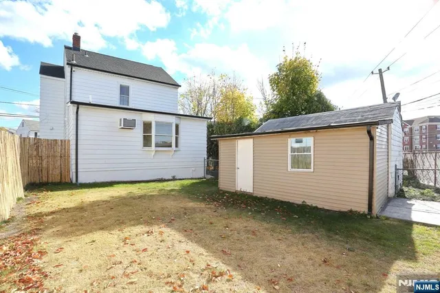 a view of a backyard