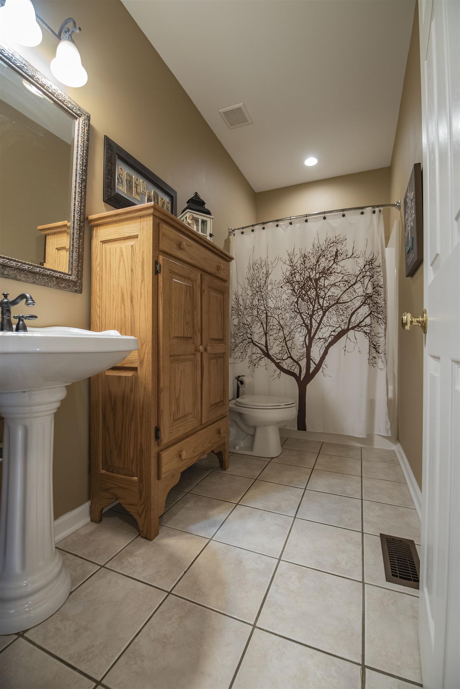 10600 Taylor Road Rockvale, TN 37153 - Photo 17 of 30 The guest bathroom has a pedestal sink, tile floors and a combo shower/tub! 10600 Taylor Rd, Rockvale, TN 37153
