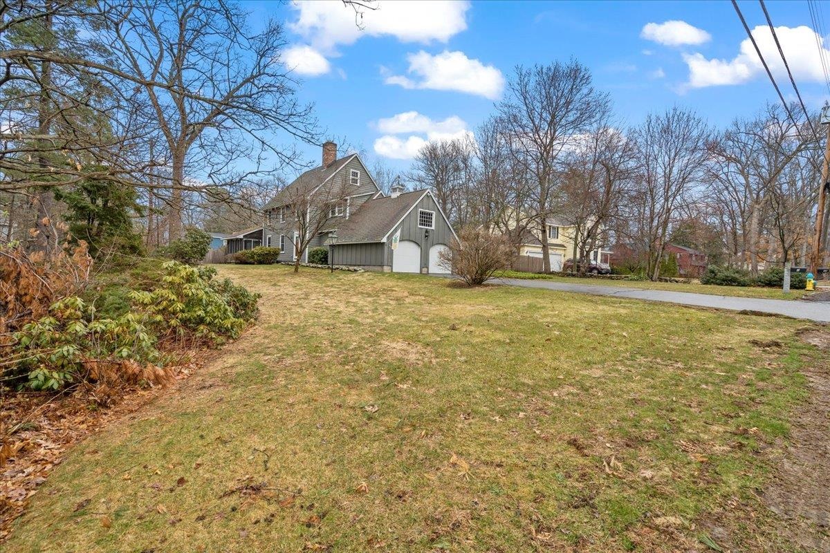 8 Fairhaven Road Nashua, NH 03060 - Photo 3 of 40