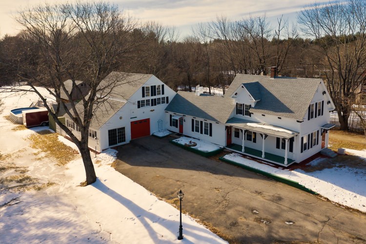 79 Chamberlain Street Rochester, NH 03867 - Photo 2 of 26