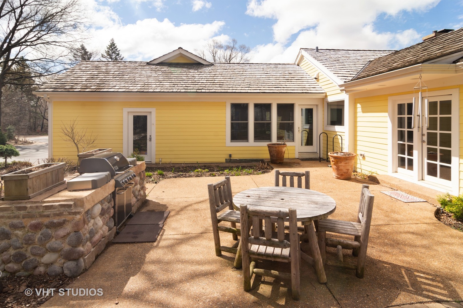 2140 West Baldwin Road Inverness, IL 60067 - Photo 22 of 32 a view of a dinning table and chairs in the patio