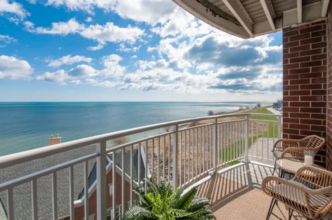 $575,000 | 3930 South Lake Drive, Unit 408, St. Francis, WI 53235