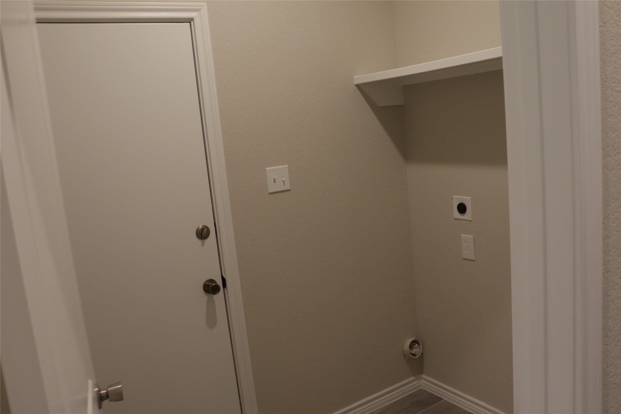 9810 Arbor Oak Willis, TX 77318 - Photo 8 of 43 a bathroom with a white door