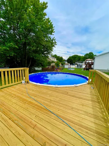 a view of a back yard