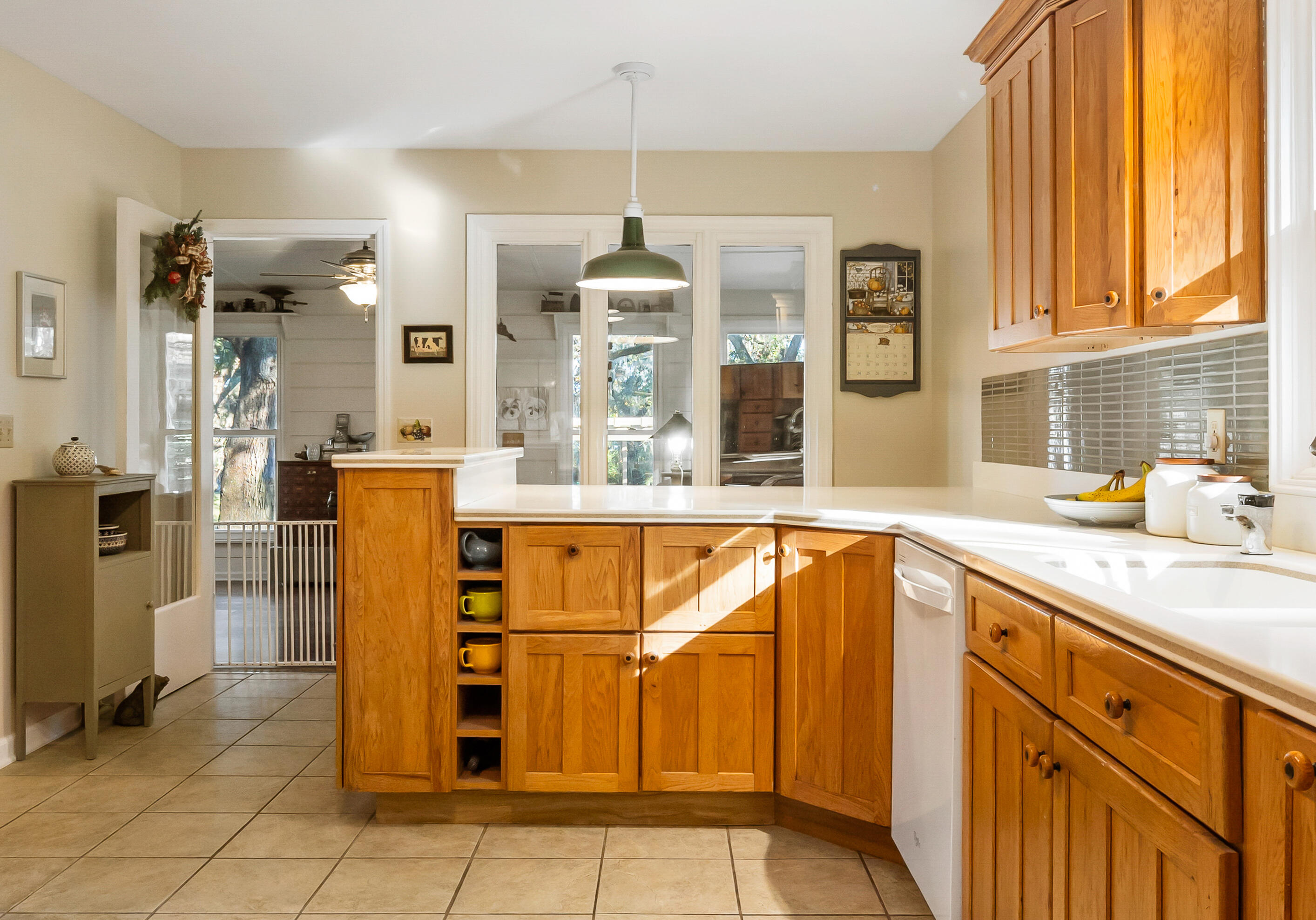 16 North Basilica Avenue Hanahan, SC 29410 - Photo 4 of 64 Kitchen with breakfast bar