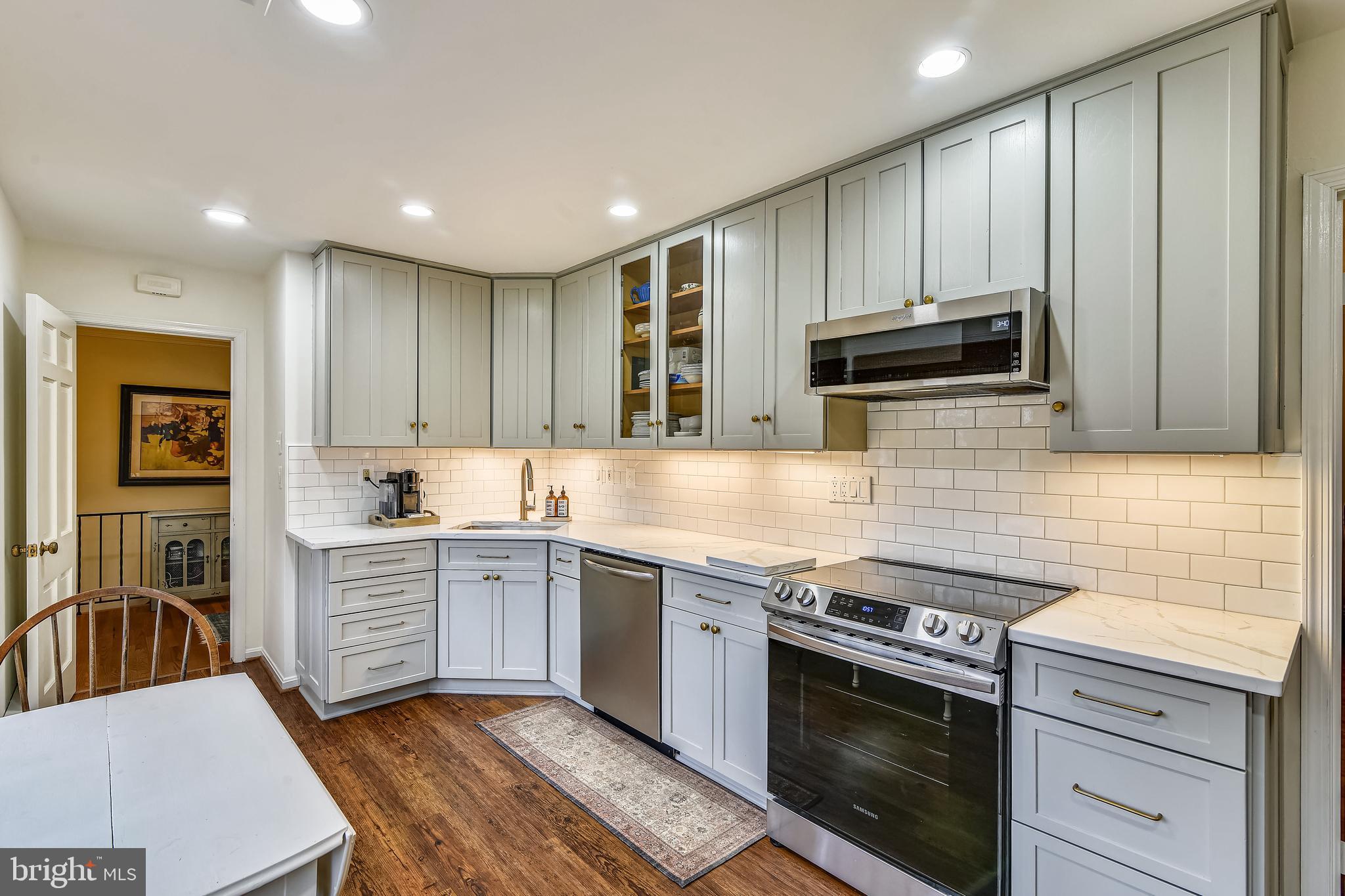 19366 Loudoun Orchard Road Leesburg, VA 20175 - Photo 11 of 40 New quartz counter tops & undercabinet lighting