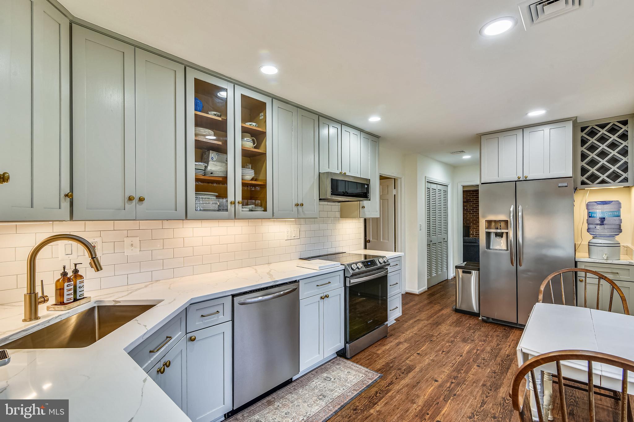 19366 Loudoun Orchard Road Leesburg, VA 20175 - Photo 10 of 40 Newly remodeled kitchen with SS appliances