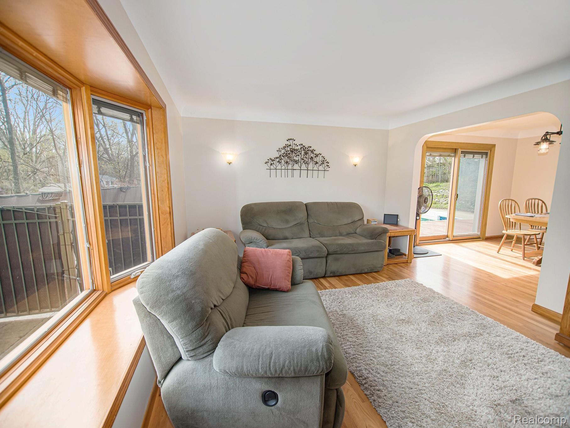 751 Edgewood Drive Rochester, MI 48306 - Photo 7 of 54 751 Edgewood Dr_19.jpg
