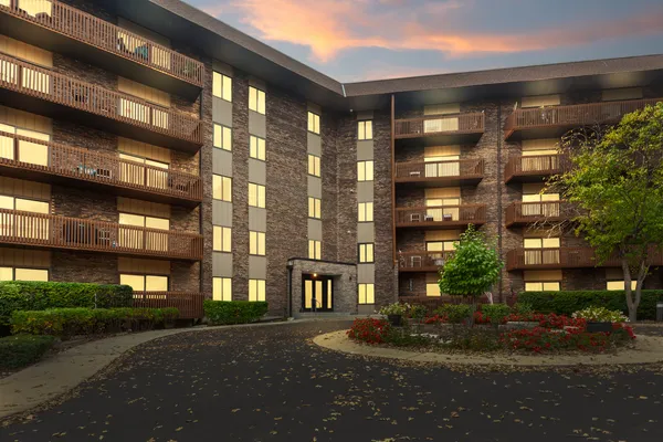 $269,900 | 120 Lakeview Drive, Unit 514, Bloomingdale, IL 60108