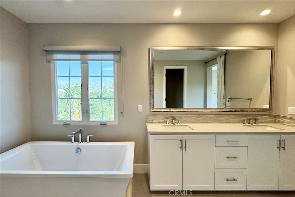 115 Locanda Irvine, CA 92602 - Photo 20 of 28 a bathroom with a tub sink and mirror