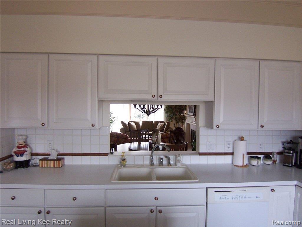 1669 Maple Creek Court, Unit 100 Rochester, MI 48306 - Photo 9 of 25 Pass Thru