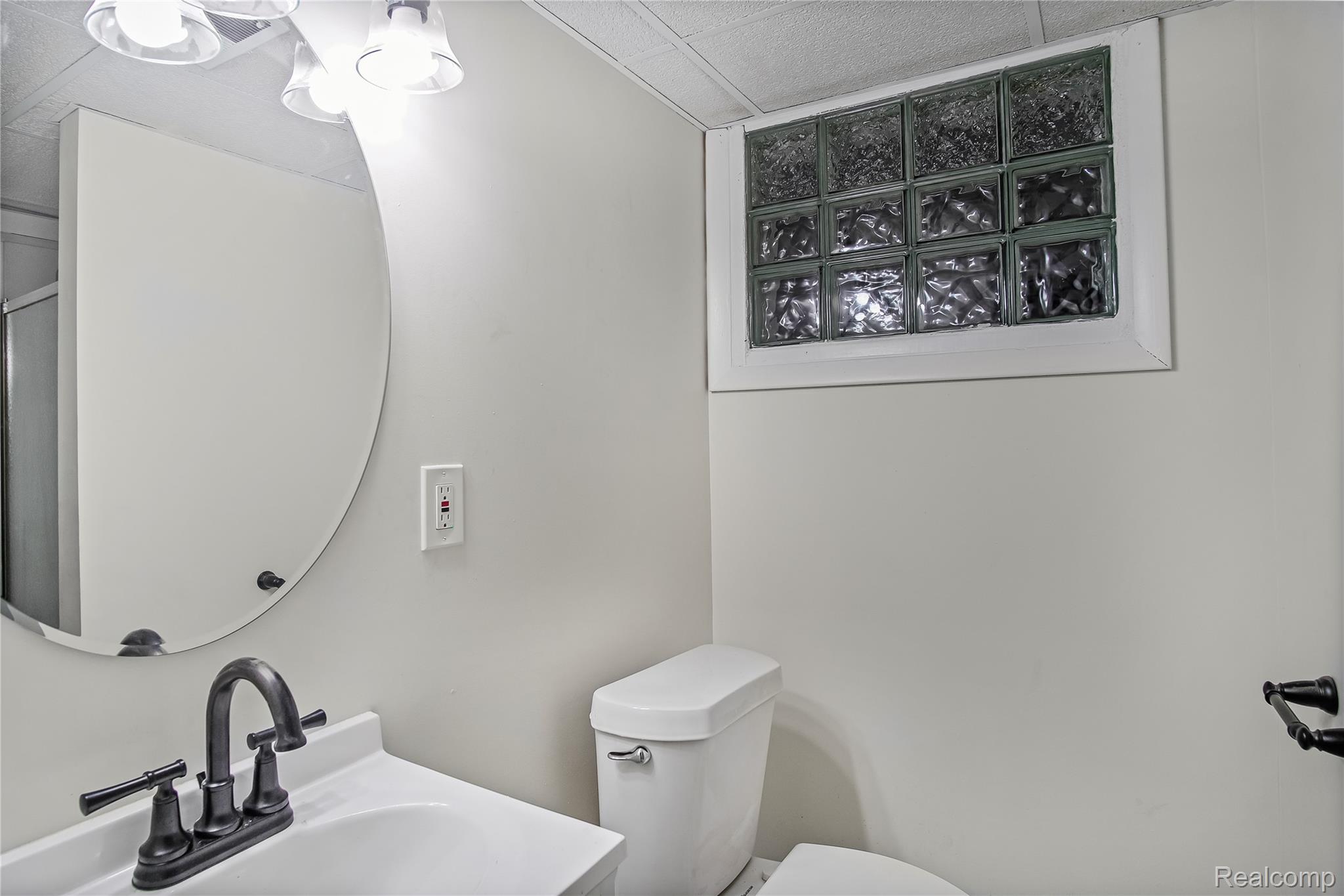 427 Melbourne Street Detroit, MI 48202 - Photo 24 of 29 Bathroom with toilet and vanity