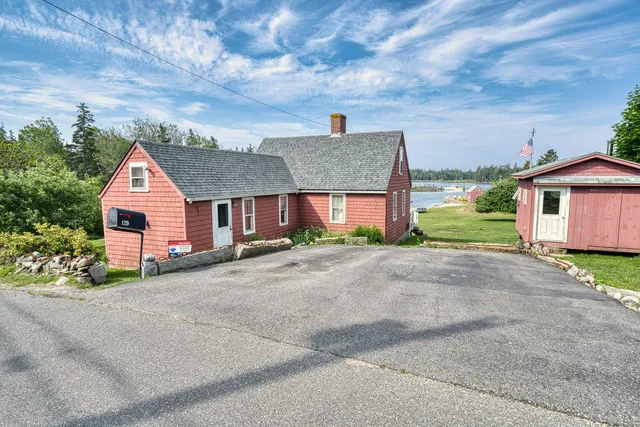 $729,000 | 129 East Boston Road, Vinalhaven, ME 04863