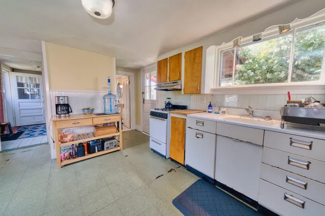 $729,000 | 129 East Boston Road, Vinalhaven, ME 04863