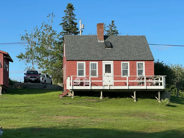 $729,000 | 129 East Boston Road, Vinalhaven, ME 04863