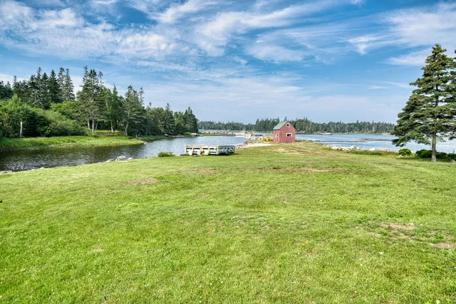 $729,000 | 129 East Boston Road, Vinalhaven, ME 04863