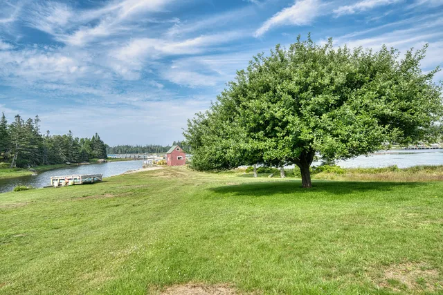 $729,000 | 129 East Boston Road, Vinalhaven, ME 04863
