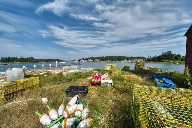 $729,000 | 129 East Boston Road, Vinalhaven, ME 04863