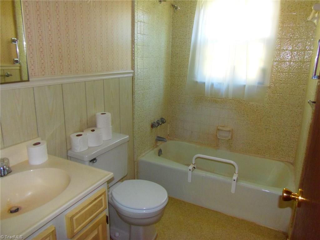 3806 Rolling Road High Point, NC 27265 - Photo 10 of 16