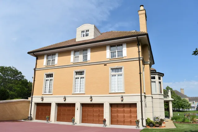 a view of entryway with a front door