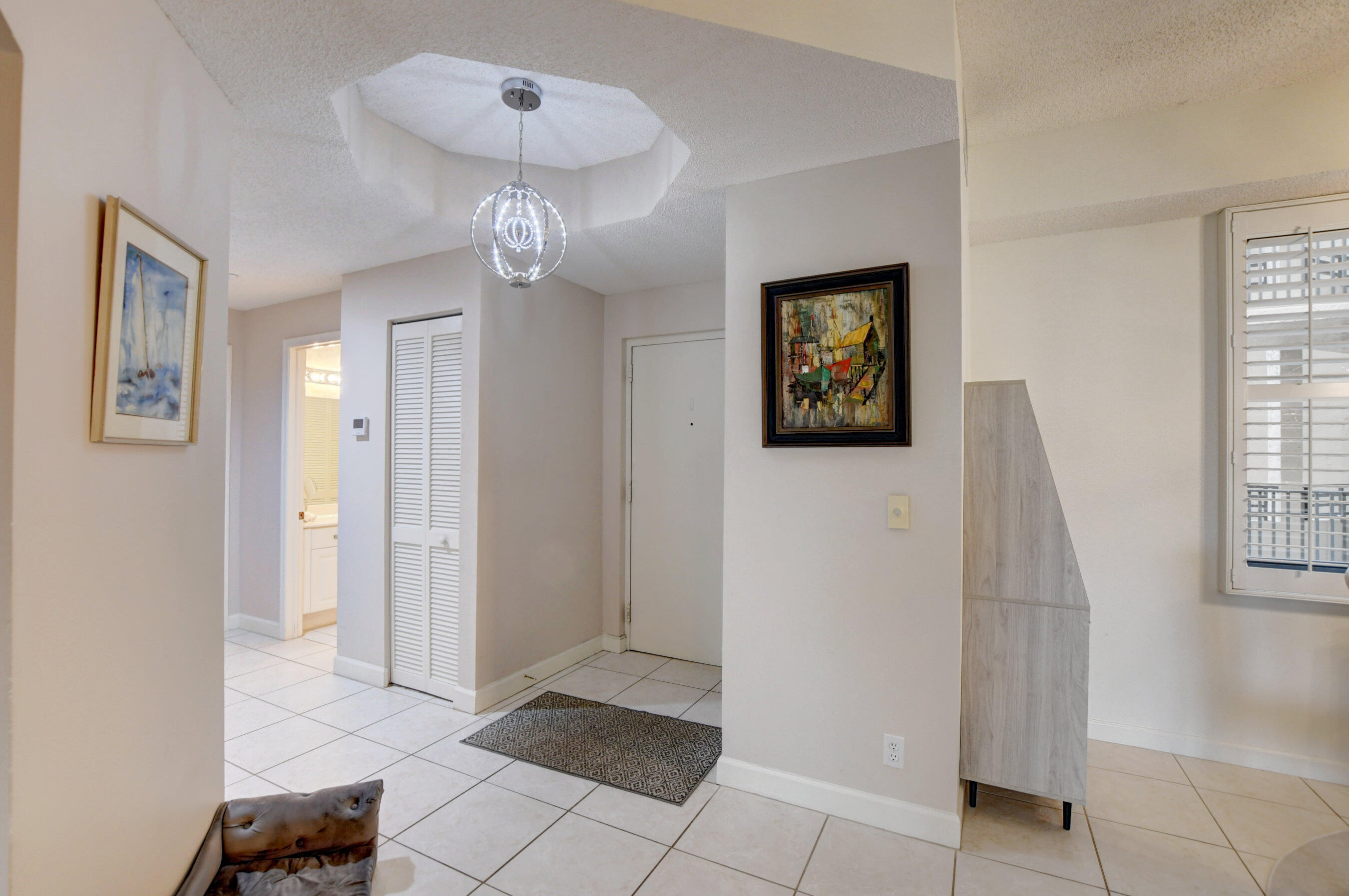 7546 La Paz Boulevard, Unit 207 Boca Raton, FL 33433 - Photo 4 of 25 foyer