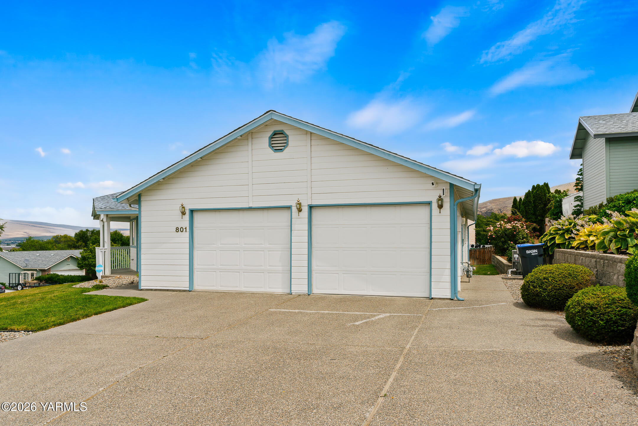 801 South 4th St Loop Selah, WA 98942 - Photo 32 of 33 0030Parking and driveway