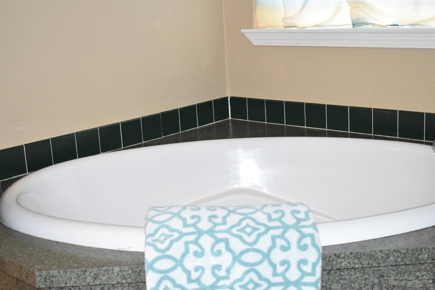 144916 Ringo Court La Pine, OR 97739 - Photo 19 of 23 Master bath