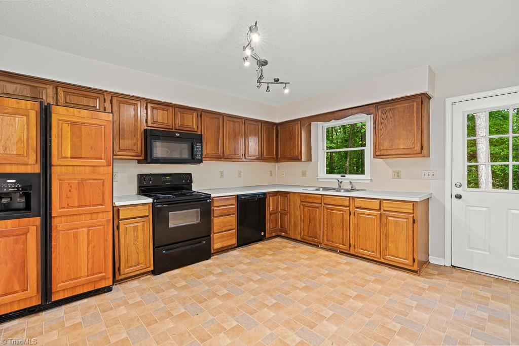 1017 Oakview Road High Point, NC 27265 - Photo 8 of 28