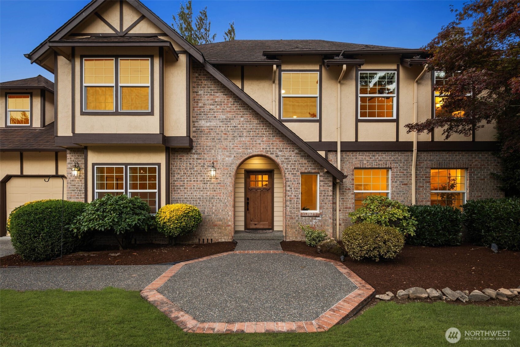 16104 Northeast 6th Court Ridgefield, WA 98642 - Photo 4 of 40 a front view of a house with garden