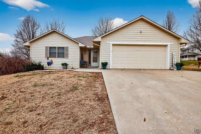 $354,000 | 125 Shelby Drive, Holton, KS 66436